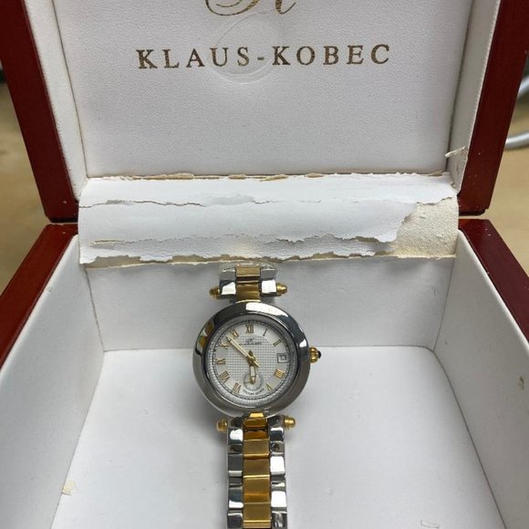 YOU WILL LOVE IT BECAUSE ITS CLASSY - Picture 4 of 7